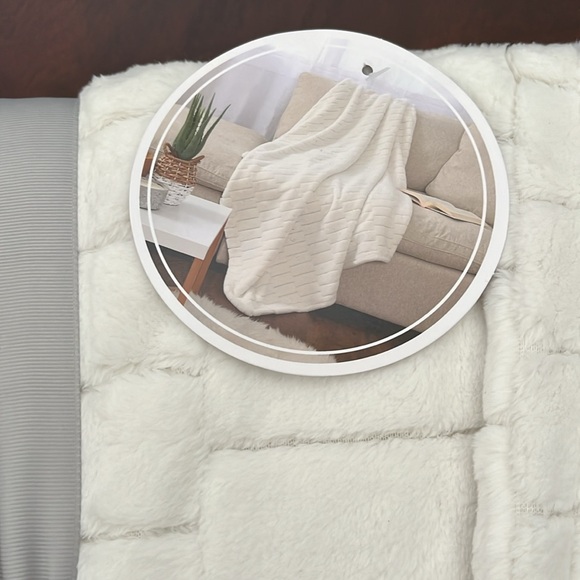 Plush Throw - Picture 3 of 4